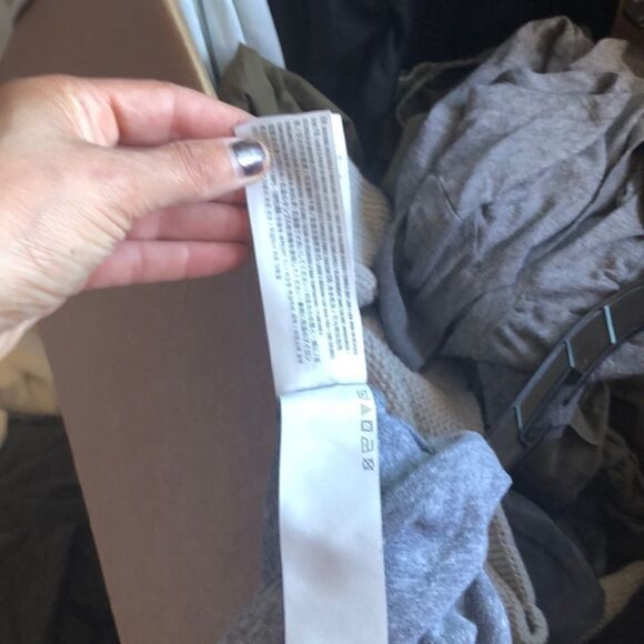 Hollister Gray Tee Shirt With Logo On It - Picture 6 of 6